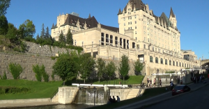 Poste d’éclusage d’Ottawa avec le Chateau Laurier